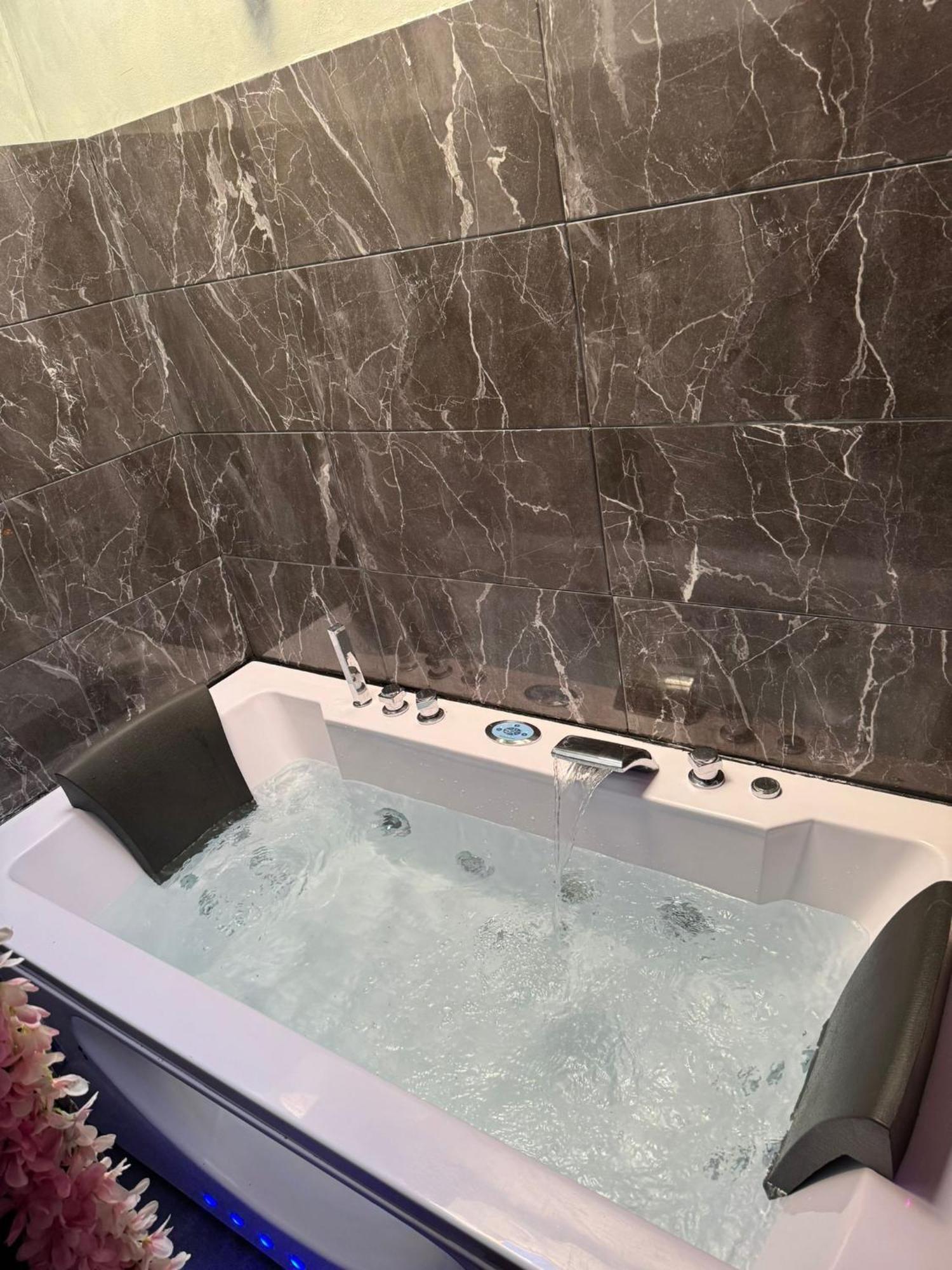 Love Room Spa Jacuzzi Лион Экстерьер фото
